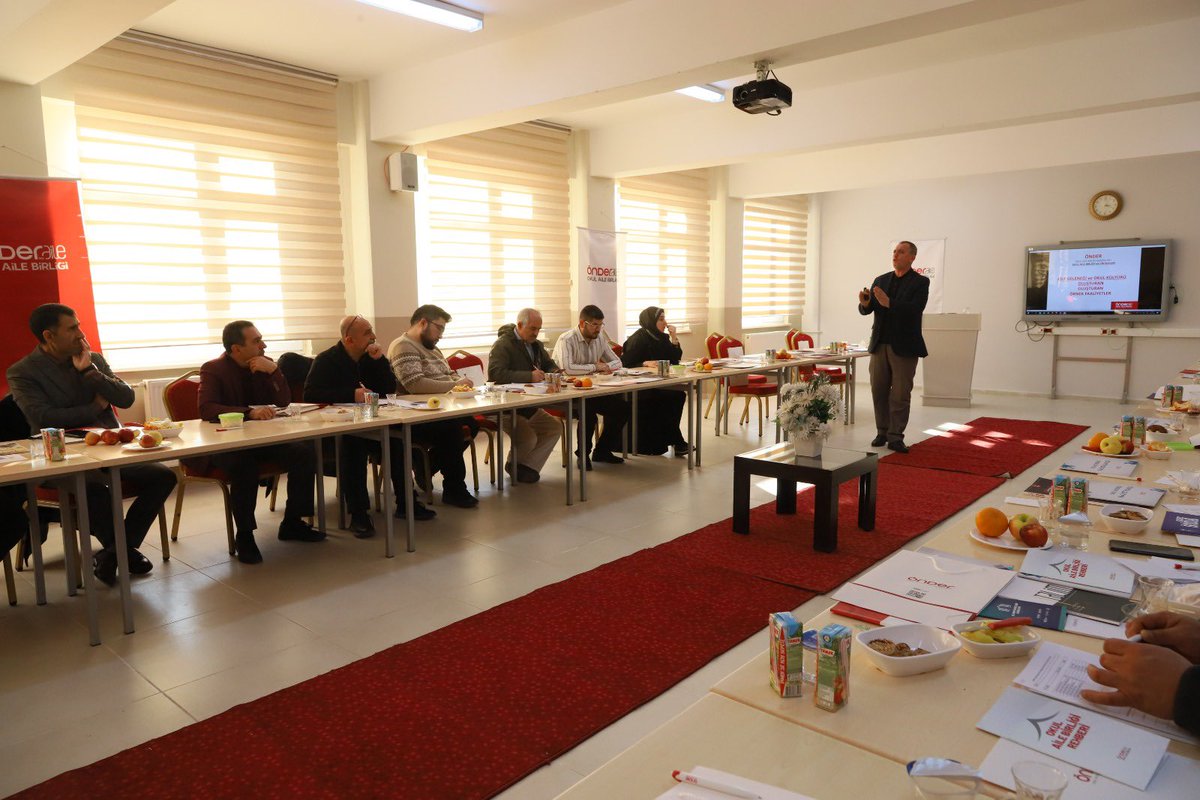 onderbulten's tweet photo. Okul Aile Birliğinin ÖNDERLERİ eğitimlerimiz devam ediyor.Elazığ’da OAB Komisyonu Başkanımız Taha Tavman, komisyonu üyelerimiz,yöneticilerimizle bir araya gelerek,kişisel beceri,analitik düşünme,sistemsel çalışma, aile ve okul geleneği oluşturan faaliyetler başlıklarını ele aldı. https://t.co/kMqONP0YKi
