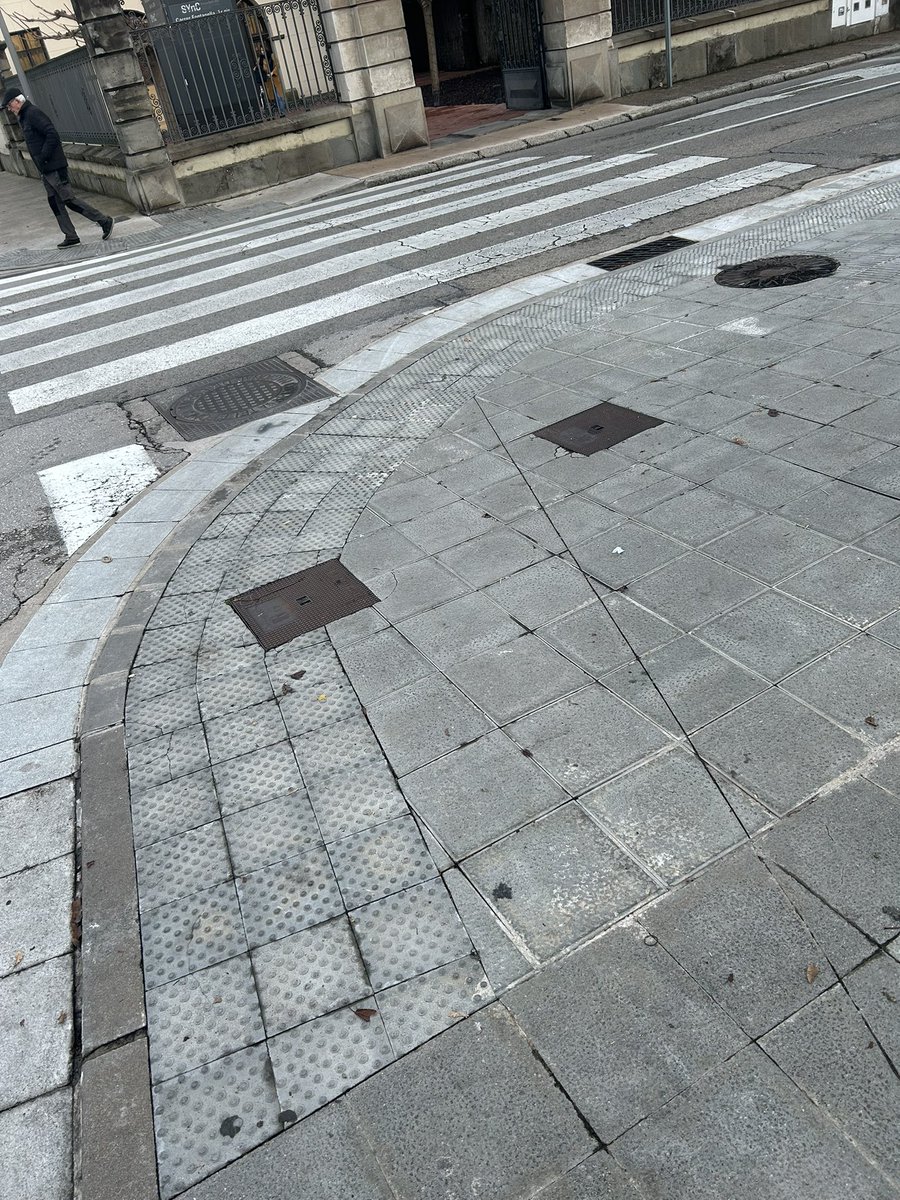 MriamBellver8's tweet photo. El canvi de relleu del terra indica a les persones amb diversitat funcional visual l’inici d’un pas de vianants #sharediversitas #diversitatuoc2 https://t.co/APhLMCFK69