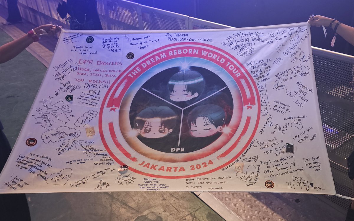 dreamperfectbby's tweet photo. @dprordie made a banner for DPR The Dream Reborn Tour in Jakarta and Ian took it ππ» #DPRinJKT #TheDreamRebornTourinJakarta https://t.co/OLPEoUQYoM