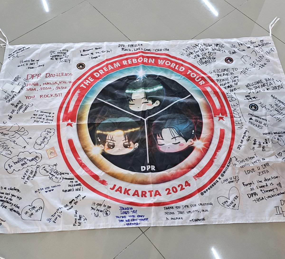 dreamperfectbby's tweet photo. @dprordie made a banner for DPR The Dream Reborn Tour in Jakarta and Ian took it ππ» #DPRinJKT #TheDreamRebornTourinJakarta https://t.co/OLPEoUQYoM