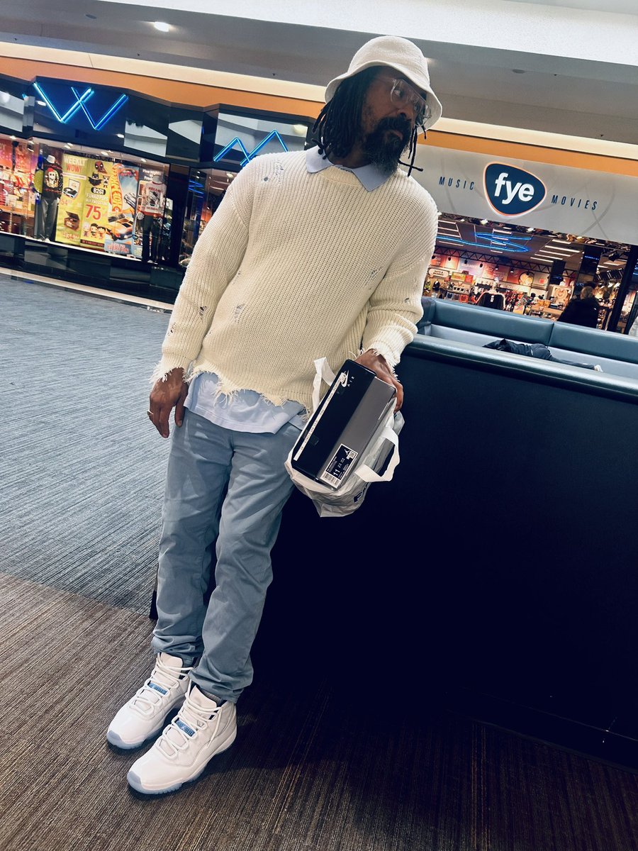 SevenPistolero's tweet photo. Just an old man wearing legend blues copping legend blues 🤷🏾♂️ https://t.co/fMKk90CFVA