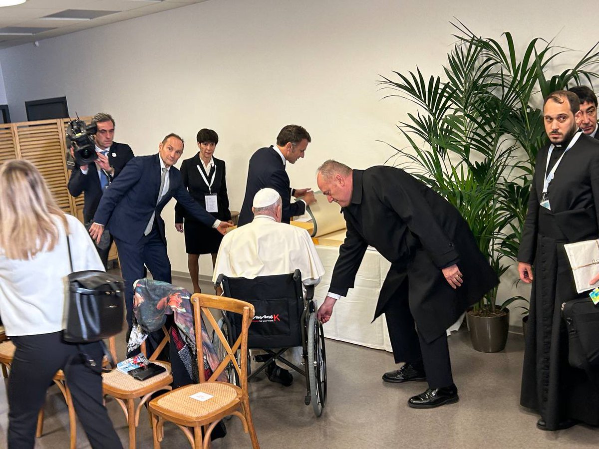 Samuel_Levy_'s tweet photo. La rencontre entre Emmanuel Macron et le pape François a commencé à l’aéroport d’Ajaccio. Le président de la République vient de lui offrir un livre sur Notre-Dame de Paris. https://t.co/2lpOS0Yhvy