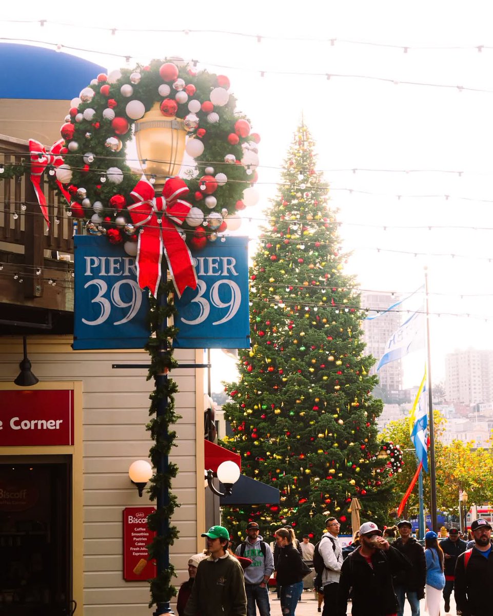 Celebrate the holiday season with festive fun at PIER 39! The waterfront is transformed into a whimsical wonderland this time of year that you won't want to miss!
🎄✨
📸: @nietos_photo on Instagram