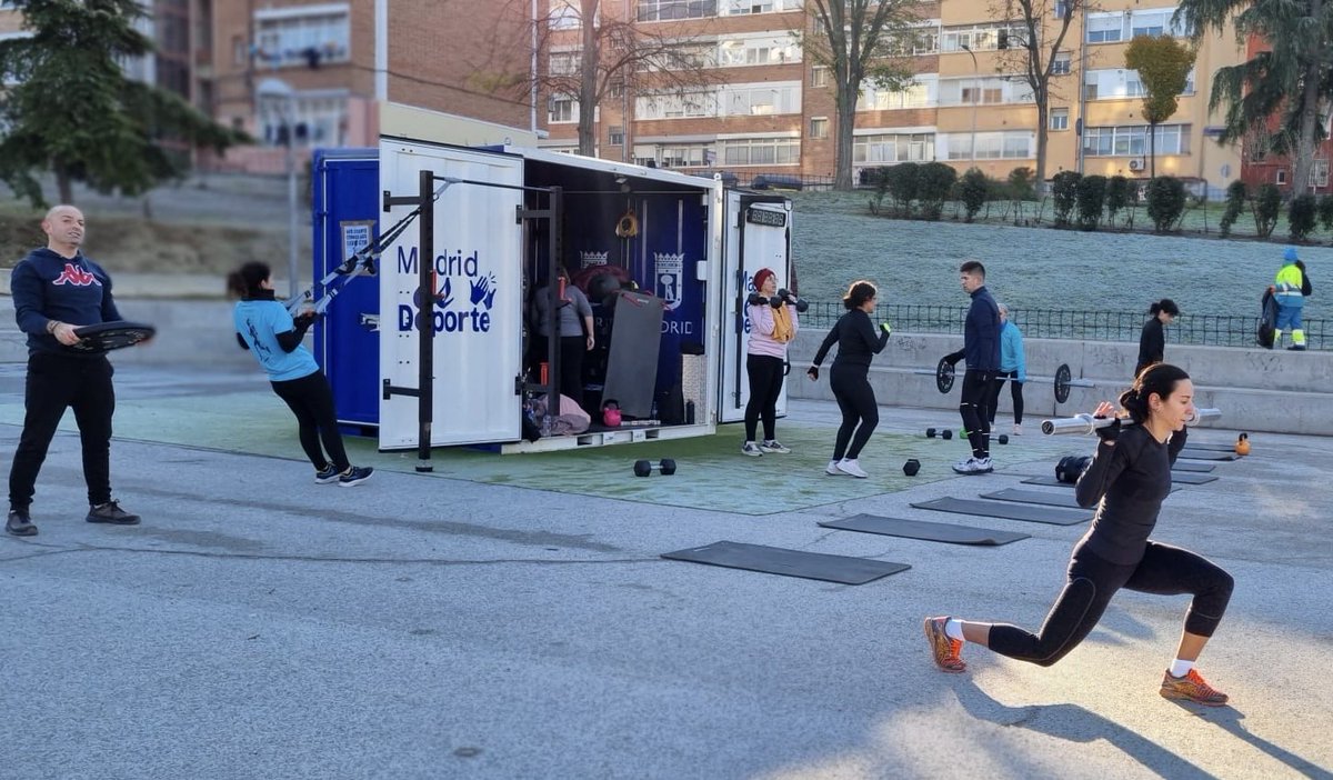 twittmariamoral's tweet photo. De esta mañana. Domingo. A las 10. 1 grado. 9 personas entrenando. Ya es oficial, el 27/12 se llevan nuestro #CuboGymGarcíaEspartero. Con el CMD Ángel Nieto cerrado, nos dejan sin instalaciones para entrenar en #PuentedeVallecas. ¿Por qué ⁦@AngelNinoQ⁩? https://t.co/a3dldeDv9Z