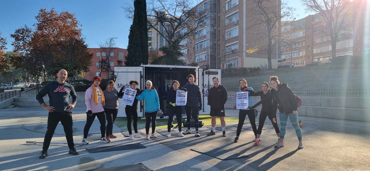 twittmariamoral's tweet photo. De esta mañana. Domingo. A las 10. 1 grado. 9 personas entrenando. Ya es oficial, el 27/12 se llevan nuestro #CuboGymGarcíaEspartero. Con el CMD Ángel Nieto cerrado, nos dejan sin instalaciones para entrenar en #PuentedeVallecas. ¿Por qué ⁦@AngelNinoQ⁩? https://t.co/a3dldeDv9Z