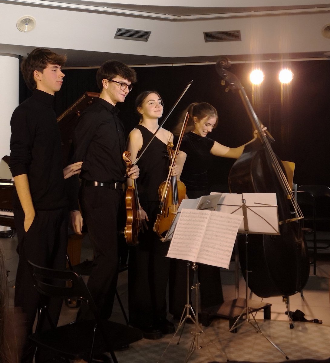 npini's tweet photo. Els cicles de música de cambra de #LaModesta, a la @FundacioIluro, són exquisits.
Gent jove amb talent, molt, però un públic generalment gran, massa gran. 
Caldria fer-ne més difusió.
Ahir vam poder escoltar peces d'Emilie Mayer, no enregistrades abans, i de Jordi Cornudella. https://t.co/cIKTVu1SSq
