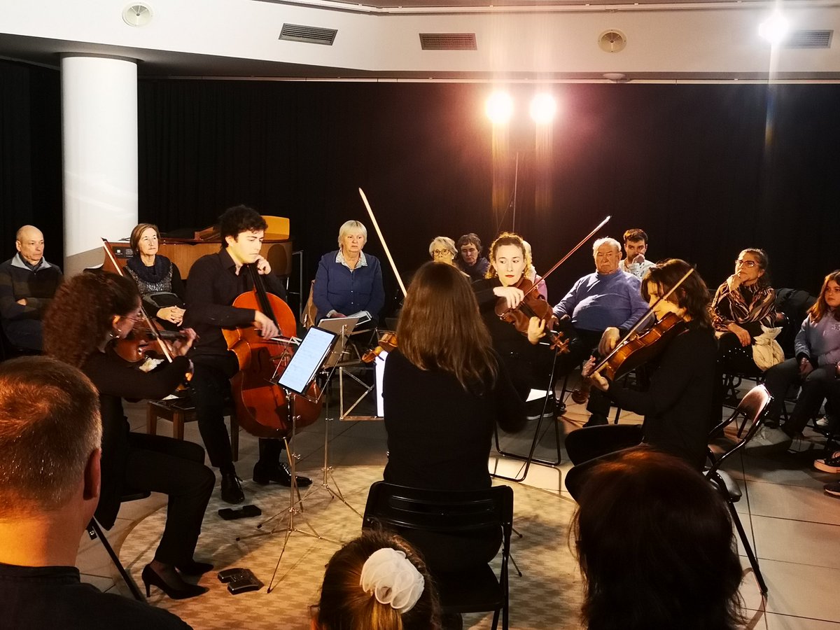 npini's tweet photo. Els cicles de música de cambra de #LaModesta, a la @FundacioIluro, són exquisits.
Gent jove amb talent, molt, però un públic generalment gran, massa gran. 
Caldria fer-ne més difusió.
Ahir vam poder escoltar peces d'Emilie Mayer, no enregistrades abans, i de Jordi Cornudella. https://t.co/cIKTVu1SSq