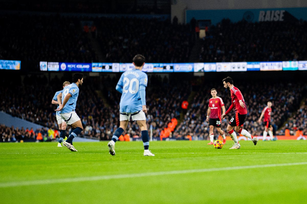 ManUtd's tweet photo. Searching for a breakthrough 🔍

#MUFC || #MCIMUN https://t.co/YHfQoIoyNK
