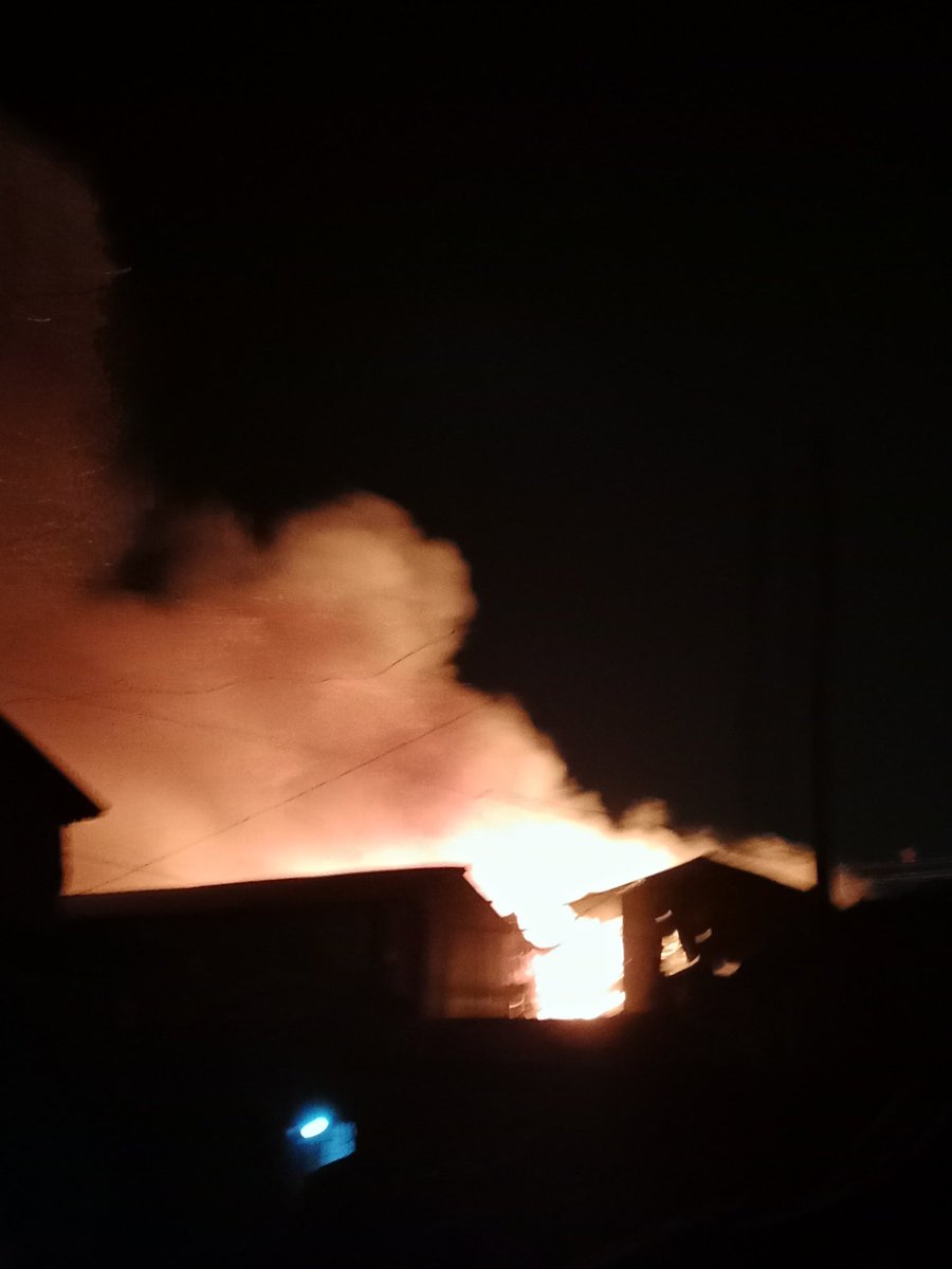 mukuru_cjc's tweet photo. There is a fire incident in mukuru Kwa njenga Vietnam zone. Fire engines have not yet arrived, community volunteers are on site to contain the inferno. We are on our own. @SakajaJohnson @KenyaRedCross https://t.co/bqceknc3HV