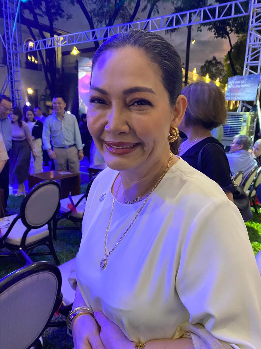 onepiecetsiken's tweet photo. Ay! Nasa Malacañang? May session? https://t.co/G2yuqaewis
