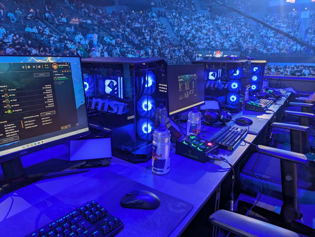 Tu peux gagner une de ces machines de guerre MSI X <a href="/cybertek_fr/">Cybertek</a>, signée par les joueurs du #RedBullLeagueofItsOwn !