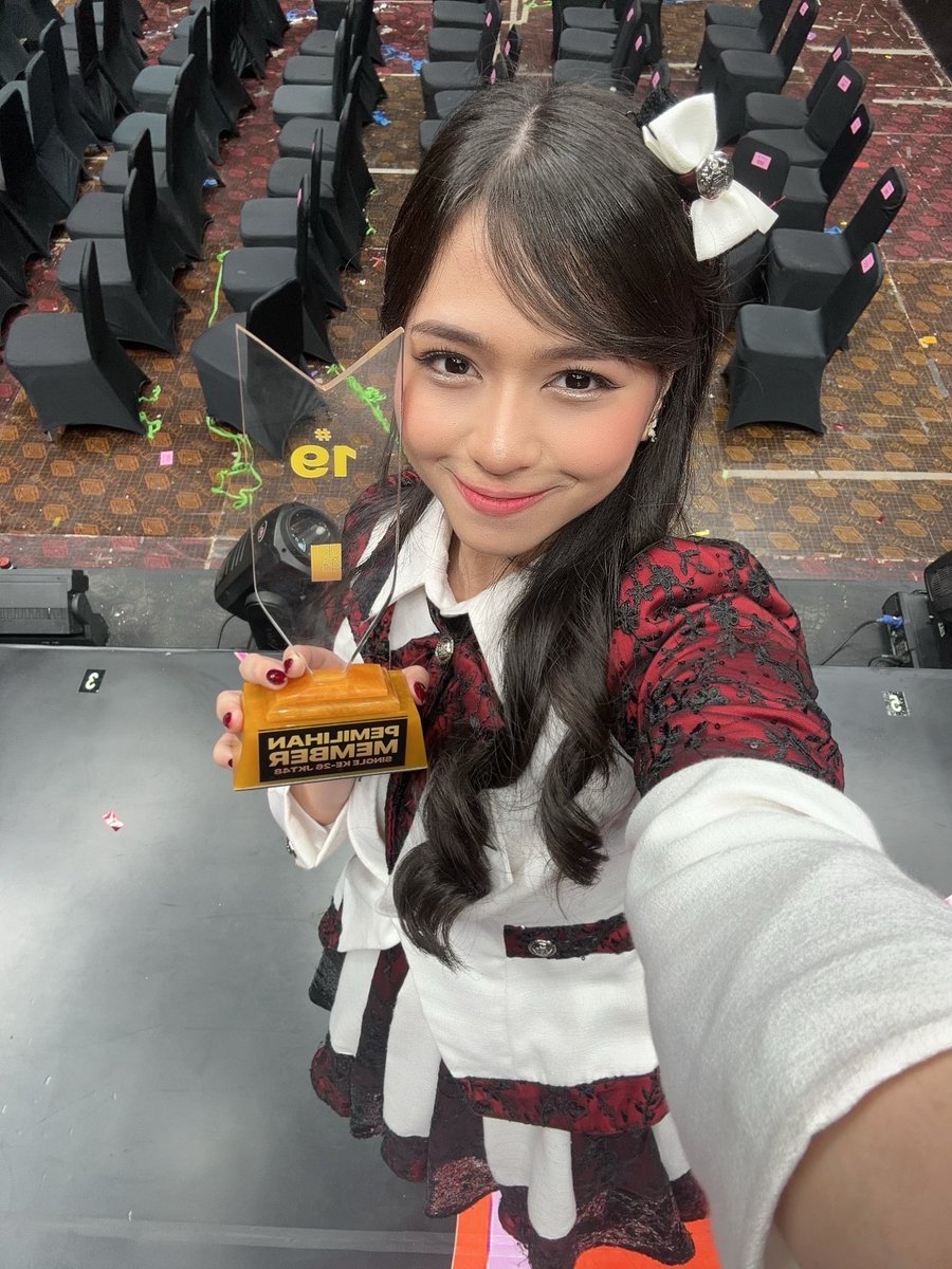 I_KathrinaJKT48's tweet photo. Terimakasih sudah memberikan aku kesempatan untuk mendapatkan no 19 inii!!!! aku sangat bersyukur atas apa yang telah aku dapatkan dan aku tau ini adalah hasil kerja keras kalian yang sangat tulus, aku bersyukur memiliki kalian💙. Terimakasih banyak ya!!! I WILL DO MY BEST❣️❣️ https://t.co/LLv59WDYzq