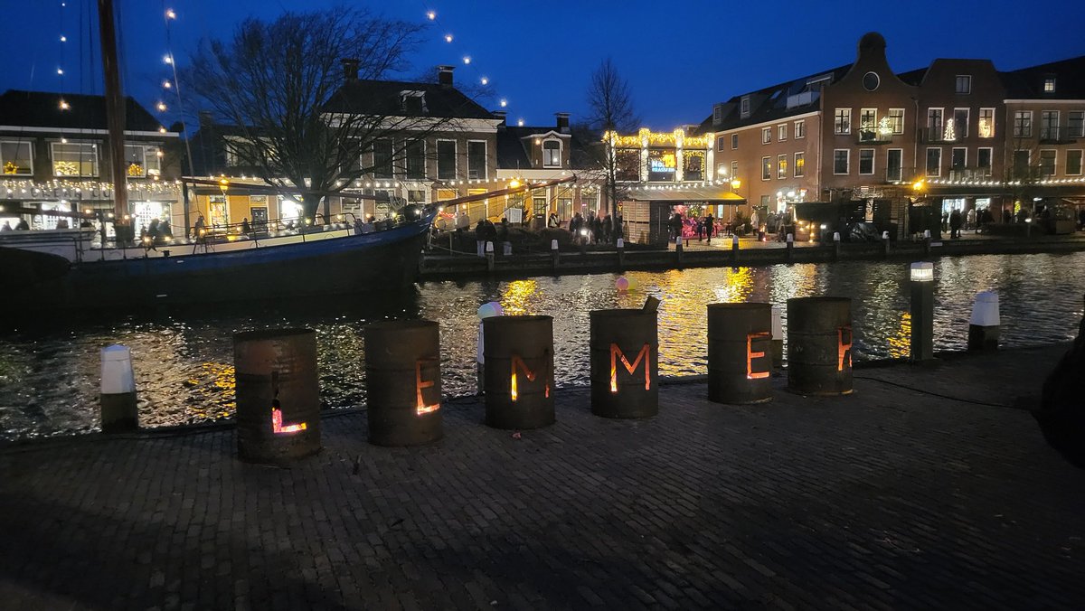 Dickens Festijn op de Lemmer. Prachtich evenemint wat mooglik makke wurdt mei in soad frijwilligers. Troch it hiele doarp hinne is der fan alles te sjen en te belibjen.