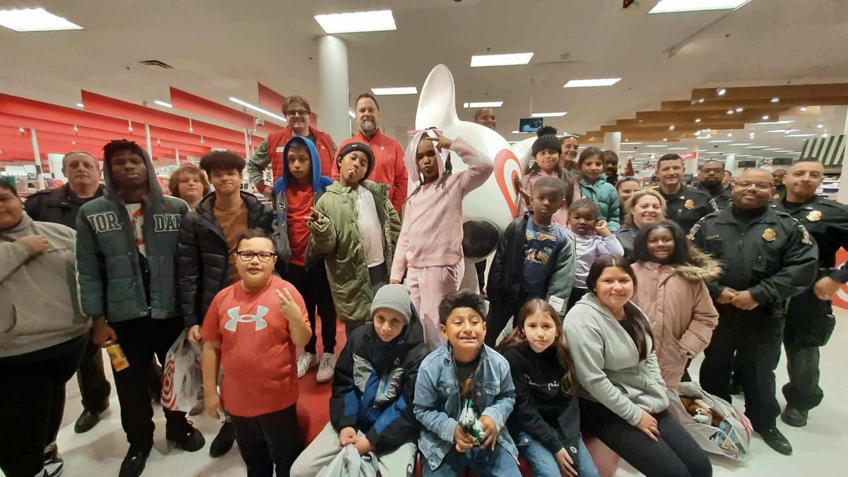 4DCommander's tweet image. We had a great morning in Wheaton today at the Hero’s and Helpers event at Target. MCPD officers from 4D, @2dCommander @MCPD3DCommander and @mcpdced came out strong to spread some holiday joy to children in our community. I had the pleasure to meet and spend time with a bright ,…
