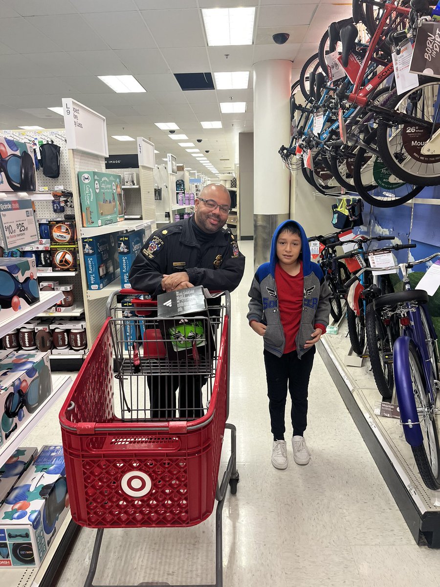 4DCommander's tweet image. We had a great morning in Wheaton today at the Hero’s and Helpers event at Target. MCPD officers from 4D, @2dCommander @MCPD3DCommander and @mcpdced came out strong to spread some holiday joy to children in our community. I had the pleasure to meet and spend time with a bright ,…
