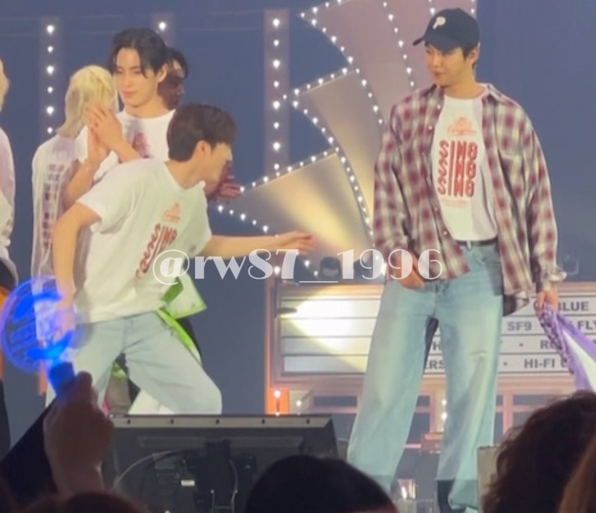rw87__1996's tweet photo. 로찬~ ;  ; https://t.co/9QehRFS9jT