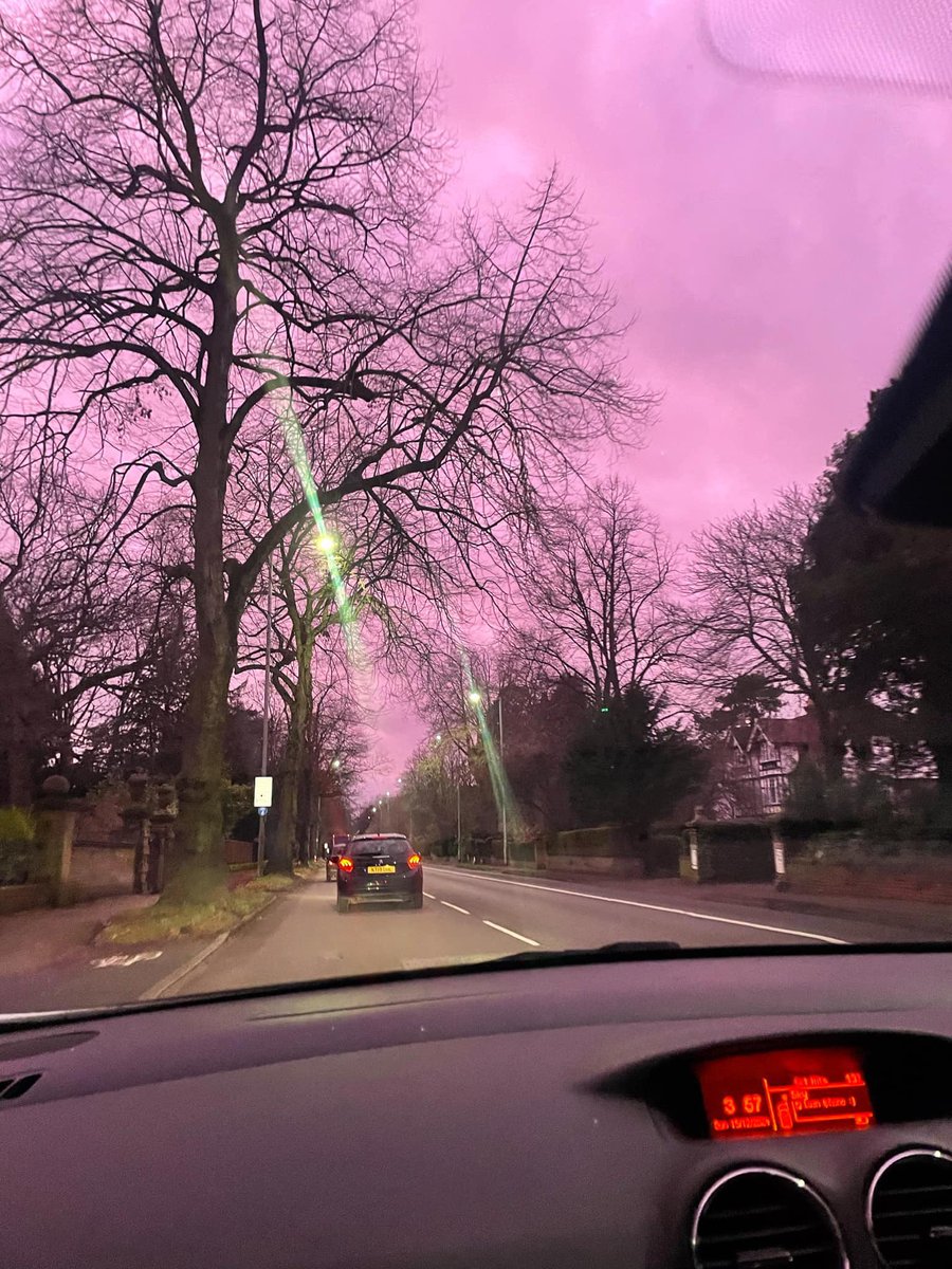 LFrancis02's tweet photo. @metoffice  The sky over Norwich this afternoon . Why is it this colour? https://t.co/jLgtLPlDG0