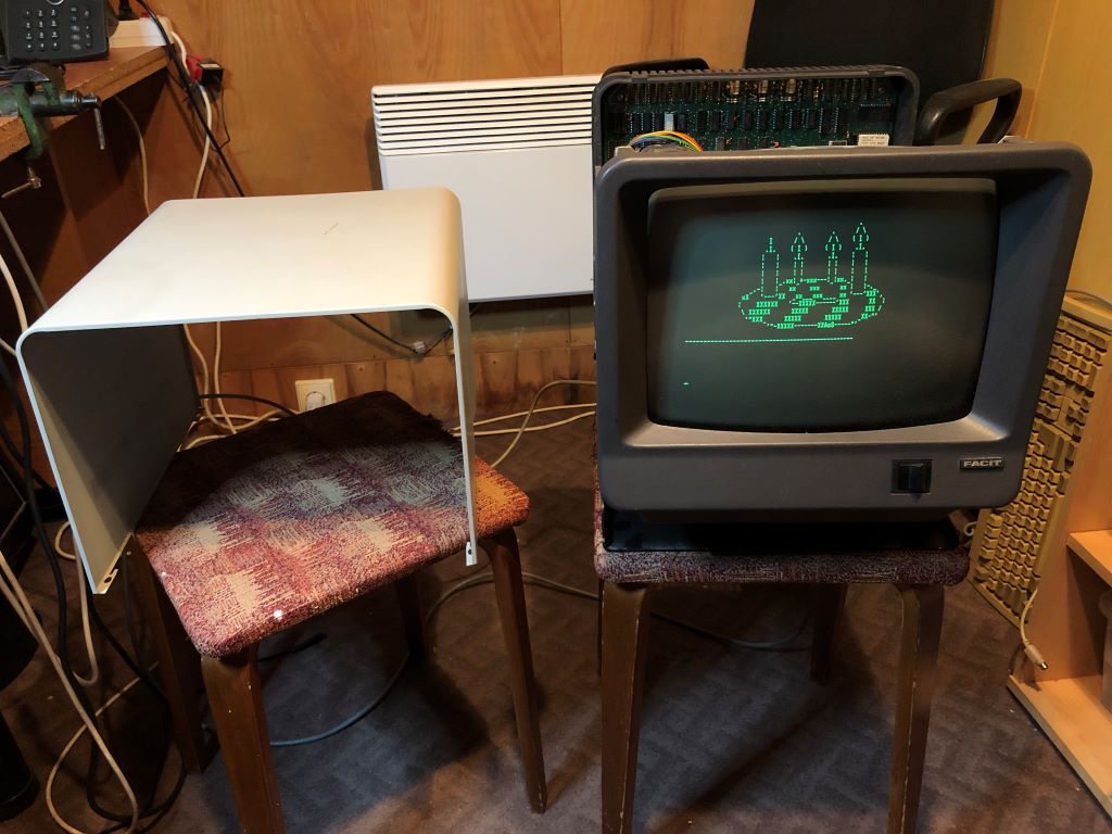 "Facit 4431" videoterminālis, kas pašlaik ir attapšanās procesā. Pateicoties <a href="/nuclearlighter/">nuclearlighter</a> atsaucībai, dino ir atdzīvojies un jau spēj nodot sveicienus 3 adventē.

Šādi savulaik dzīvoja dažās vietējās mācību iestādēs.