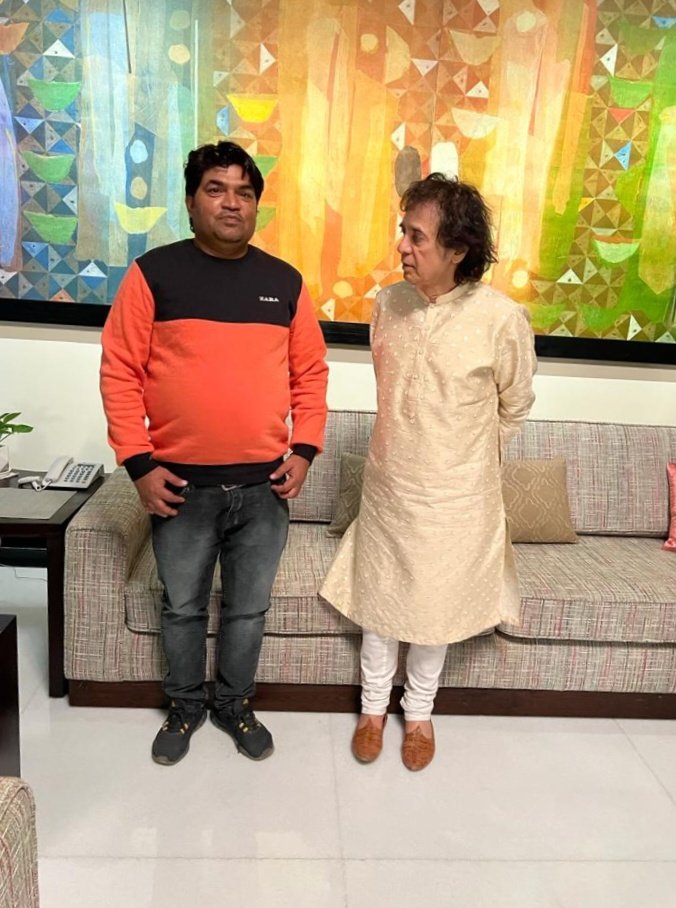 Tabla player and Padma Vibhushan Ustad Zakir Hussain passed away! He was undergoing treatment in San Francisco and breathed his last there 😥. We Miss You.
#RIP 
#zakirhussain 
#zakirhussain