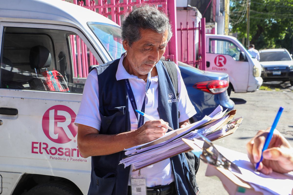 LaRepublicaESv's tweet photo. El aguinaldo es más que un pago: es un reconocimiento al esfuerzo y dedicación de cada trabajador durante el año.

A quienes no cumplan con esta obligación, les recordamos que el Ministerio de Trabajo aplicará todo el rigor de la ley. Menciono el Titular del #MinisterioDeTrabajo https://t.co/RL50oiGl7p