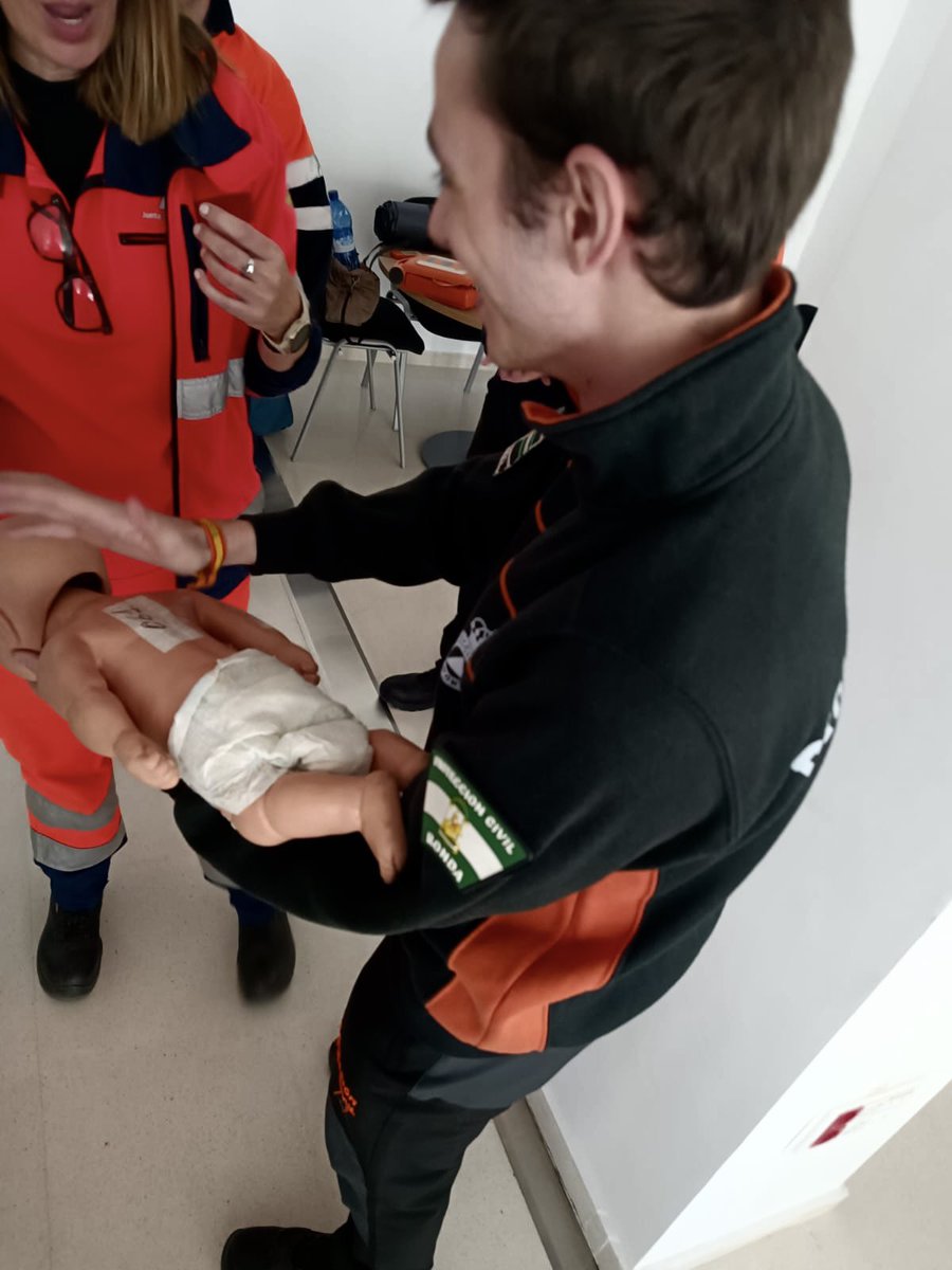 ProtCivilRonda's tweet photo. 🔸En el día de ayer, efectivos de esta formación, se trasladaron hacia #Malaga para realizar las practicas formativas del “Nivel 1 en Protección Civil”.
Enhorabuena, a seguir trabajando!! 💪🏼🧡 #ProtecciónCivil #formacion #112emergencias #PrimerosAuxilios #prevencion https://t.co/OHKc0dn93B