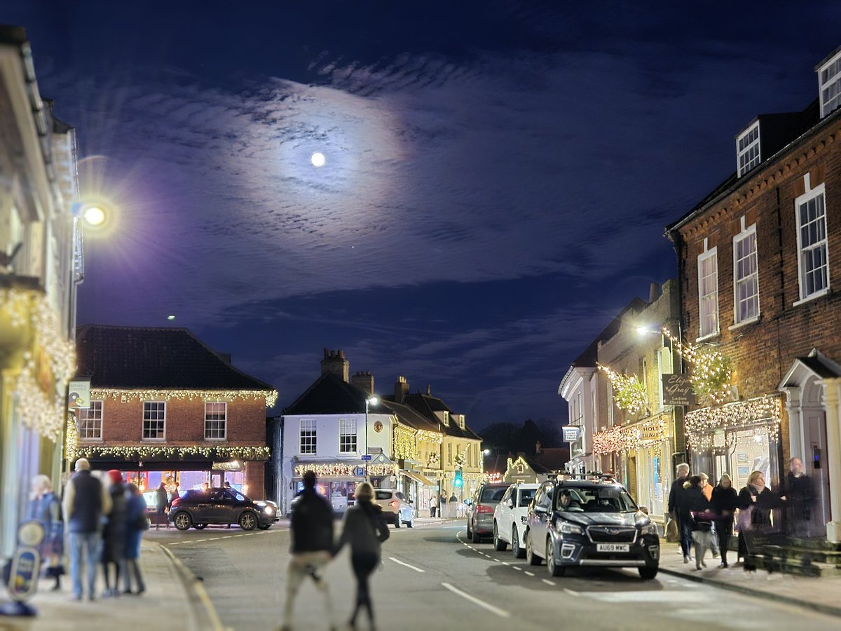 SandsSecret's tweet photo. #Norfolk #Christmas lights beautiful every evening #ComeSeeForYourself book coastal apartment for four @ShoresSecret https://t.co/3mF5jlq5JS