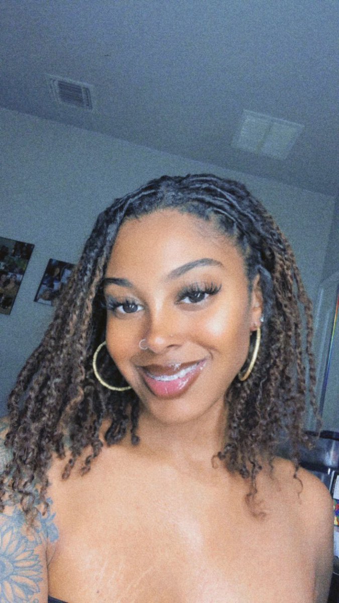 _allthingsmo's tweet photo. my locs are flourishing- 2 years and a half difference 🌱✨ https://t.co/hLN7MZghp4