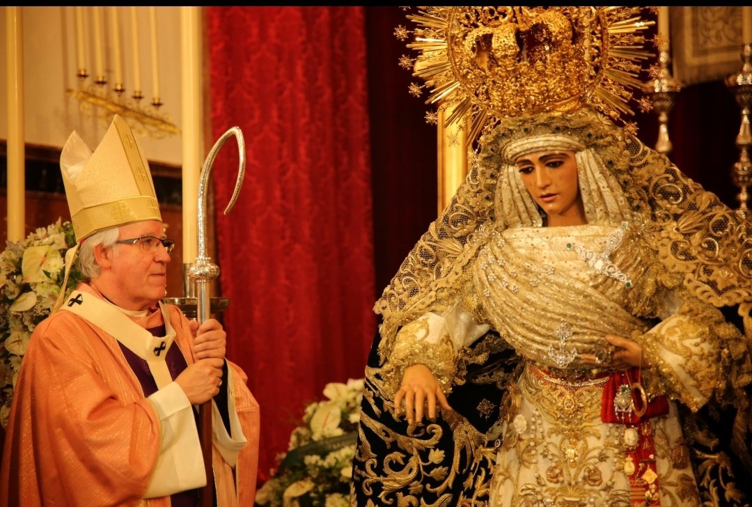 Nuestro arzobispo contemplando la belleza de nuestra Esperanza.