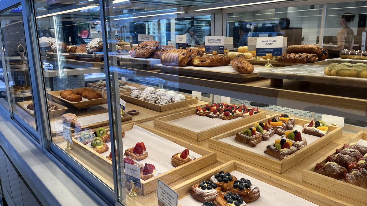 Lisa_line4's tweet photo. Their bread is a safe choice—every single one is delicious and not overly sweet. 🥖😋
It's in Chinatown where there are plenty of Chinese restaurants and supermarkets nearby 🏮🍜🛒#Charlotte #bread #SundayHSR #Sunday #sundayvibes #SundayBrunch #sundaysongbook #SundayMorning https://t.co/JFtq2Cycq0