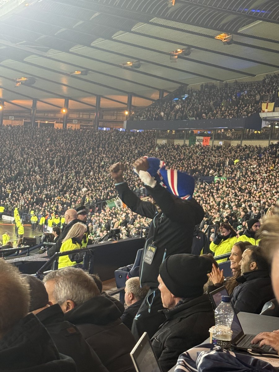 4ladshadadream's tweet photo. What a moment 💙 https://t.co/2WLU0Fd579
