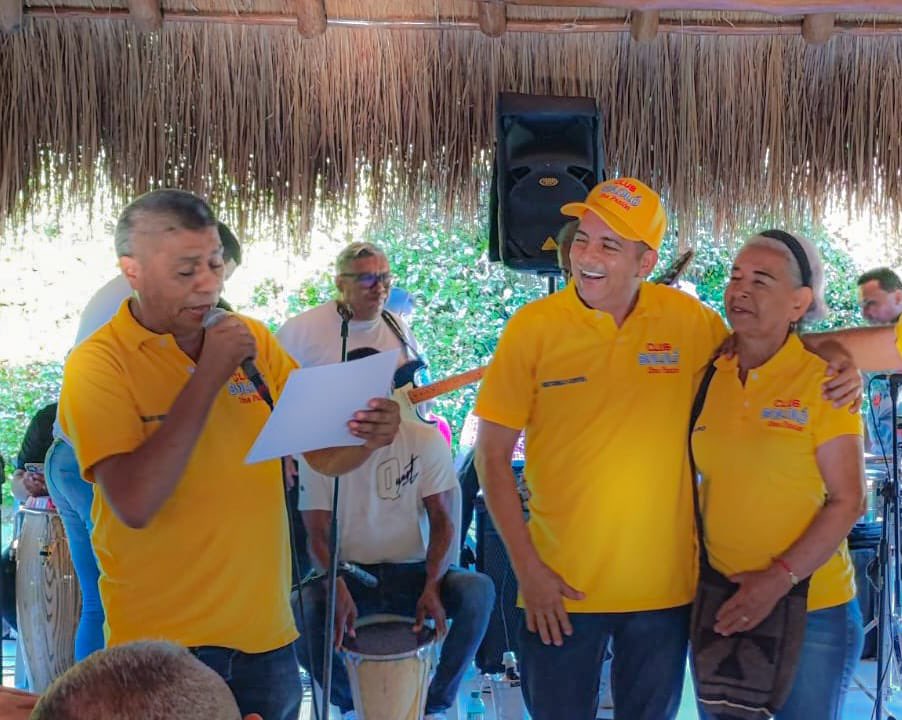Imeldadaza's tweet photo. Acompañé la fiesta anual del Club de periodistas Bololó en Valledupar. Varios de ellos recibieron reconocimientos del gremio. @Carloscadena64 recibe la mención de reconocimiento como el Periodista del Año 2024👏 https://t.co/VLlYWjReJu