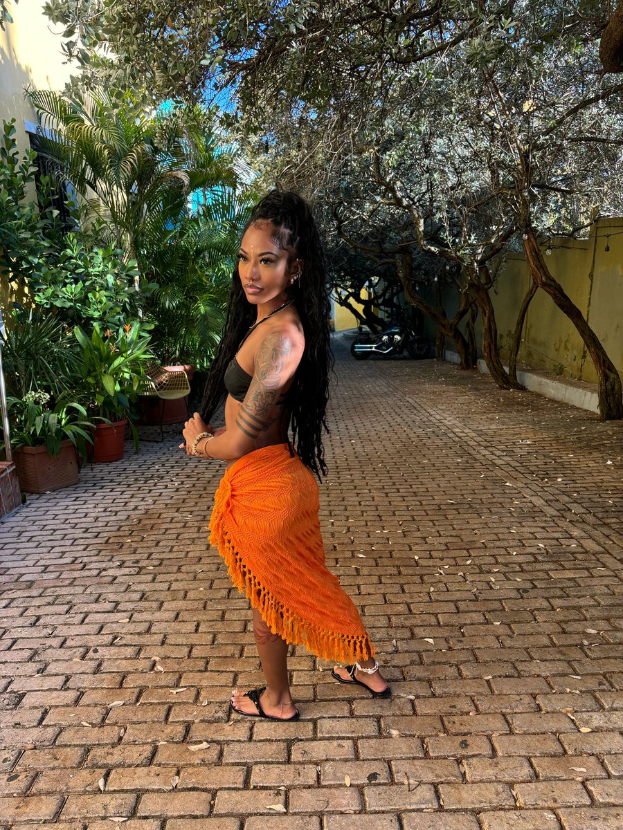 itsmajestyy's tweet photo. no boyfriend             vs.          boyfriend
                             always tea🫠🥰 https://t.co/ZKmpOSD2Hy