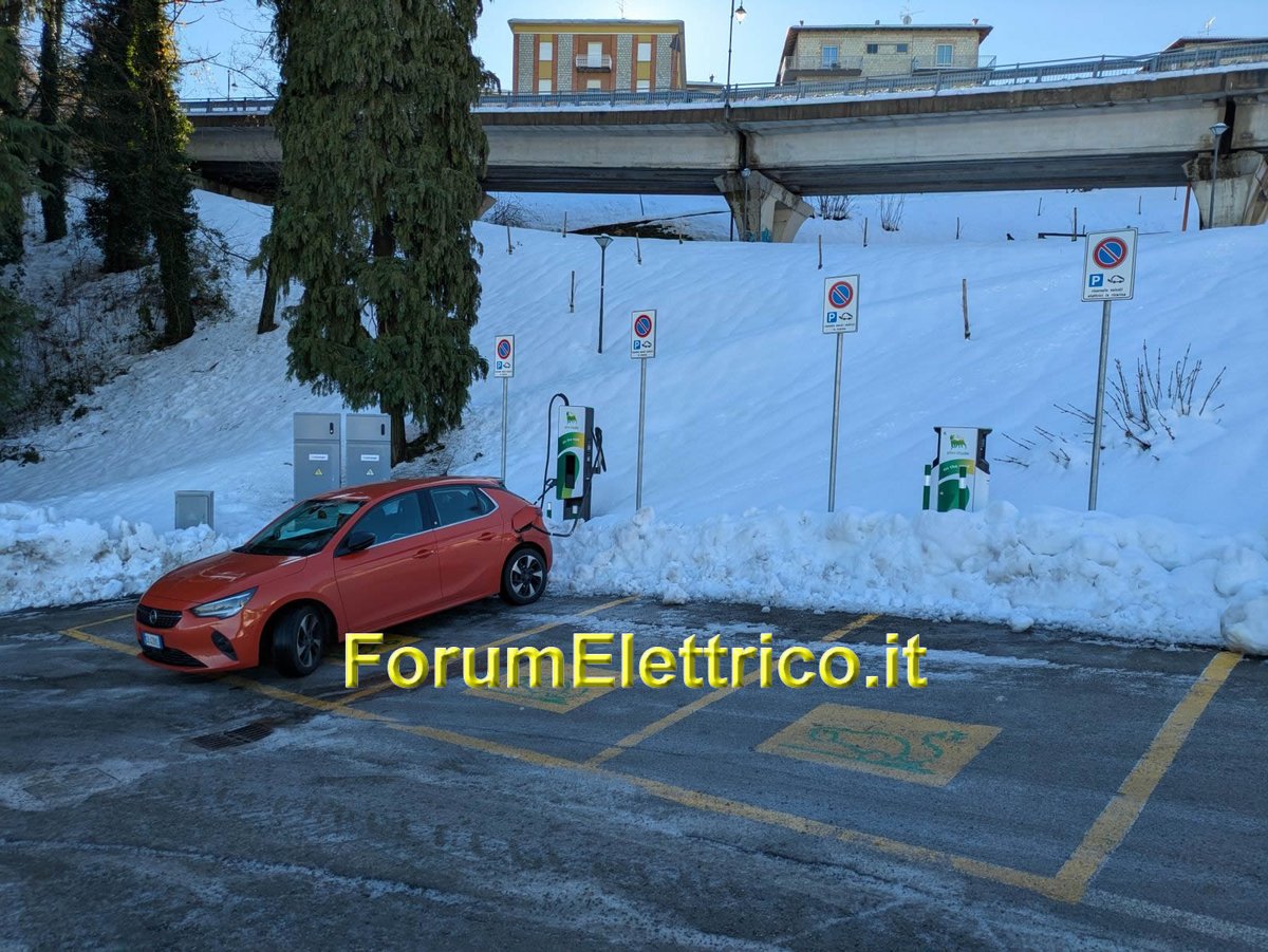 forumelettrico's tweet photo. Le stazioni di ricarica per veicoli elettrici Be Charge Fast presso il Palazzetto dello Sport di Zocca MO:accanto troviamo anche le piscine, ma in pochi minuti a piedi si arriva in centro dove troviamo negozi e servizi di ogni tipo https://t.co/8q5xrrpULT #becharge #zocca #Modena https://t.co/BOASgcnOc6