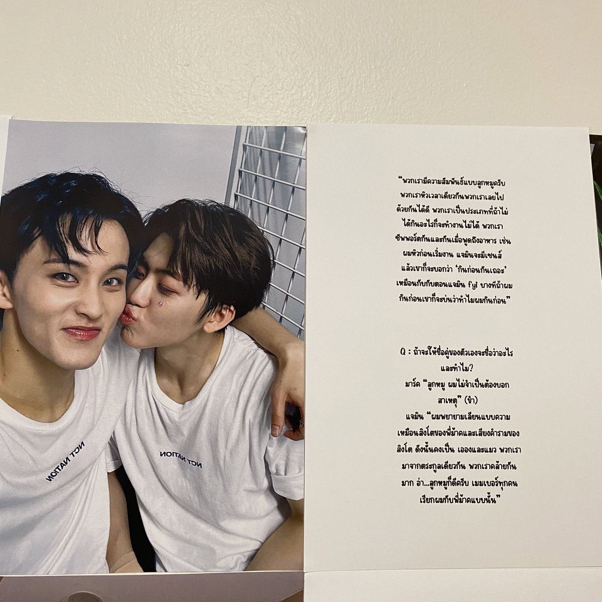 — Markmin cafe recap🐯🐰🎄✨
 
เป็นค่าเฟ่ที่ฮีลใจได้ดีมากก มมชปก็น่ารัก เปนมิตรทุกคนเลย ขอชื่นชมคนจัดงาน คือมุมถ่ายรูปเยอะมากๆ แล้วน่ารักทุกมุม😭 ชอบมุมข้อความที่ม้าคและแจมินพูดถึงกันมากเลยค่ะ มีข้อความเยอะมากๆ แต่ละข้อความอ่านไปยิ้มไป🥹💙🩷

#WithYou_UnderTheMistletoe_MARKMIN