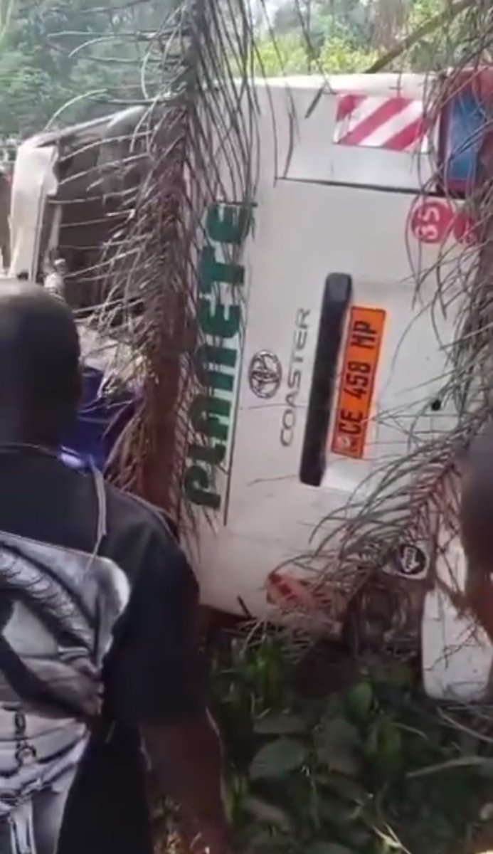 Accident ce 15/12 à Bertoua. Un Coaster de l'agence Planète Voyage parti de bertoua à 9h, est percuté par un camion gros porteur au niveau d’Awae village, aux environs de 13h. Le camion tentait un dépassement. 

Bilan: 4 morts et des blessés dont dss enfants.