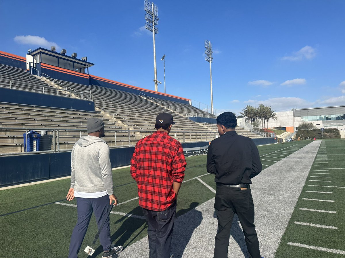 EarlDunahoo's tweet photo. First ever visit at @coastfball Thank you to coaches @TwinFern1 @CoachFalks was amazing experience for me an the family !!!! https://t.co/XnNZAxFwcK