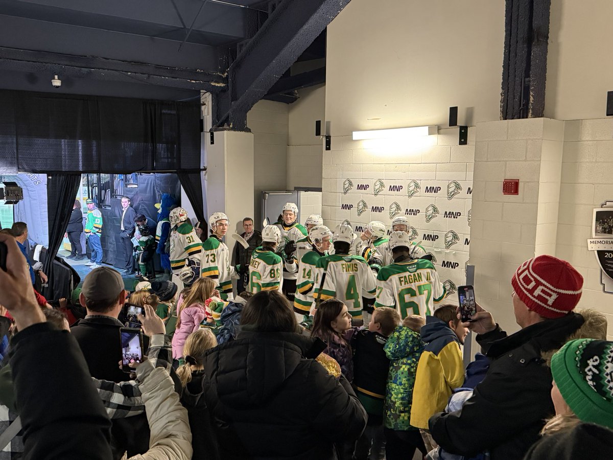 WillHeeman's tweet photo. @CoultersRx from skating on the ice before the game to giving the Knights high fives - we’re having a great time today! #snapshotgiveaway https://t.co/gEtBRz6Nha