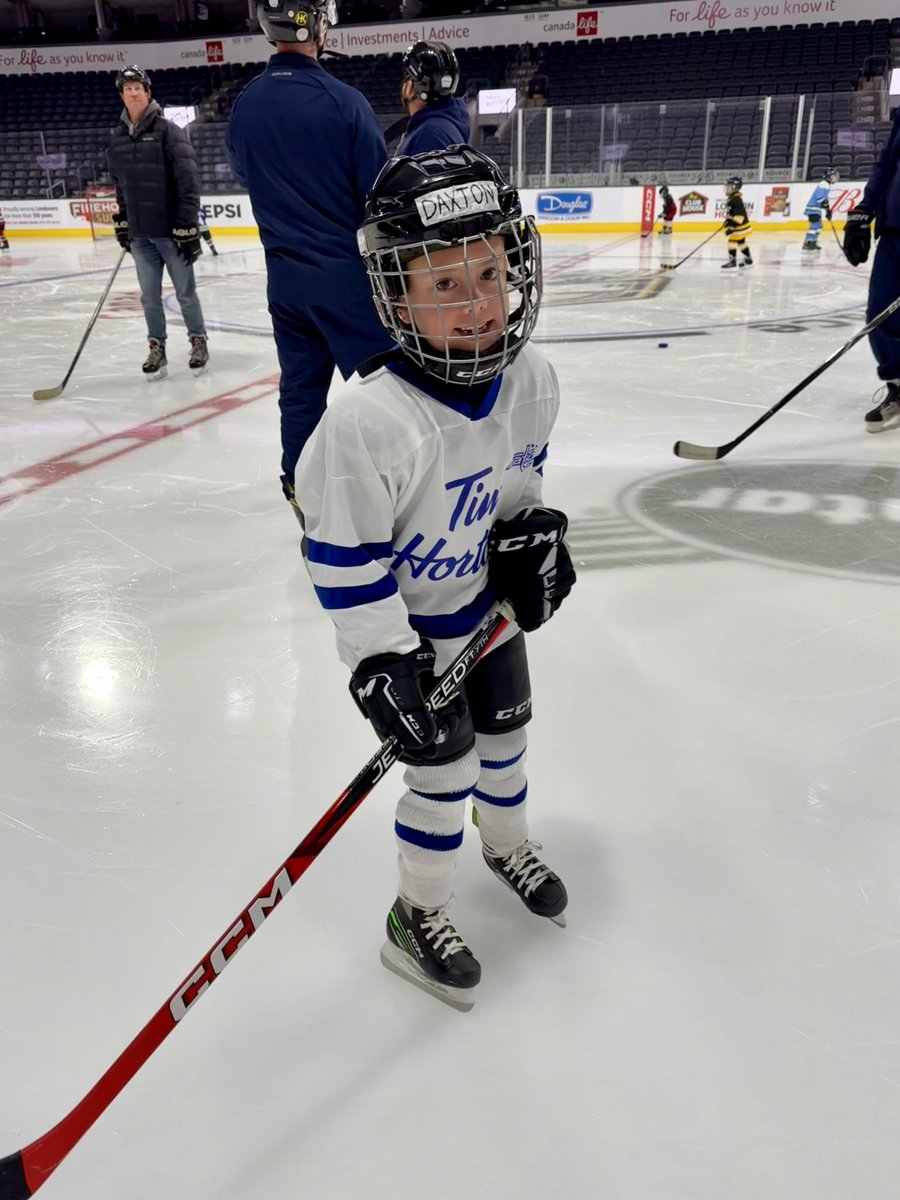 WillHeeman's tweet photo. @CoultersRx from skating on the ice before the game to giving the Knights high fives - we’re having a great time today! #snapshotgiveaway https://t.co/gEtBRz6Nha