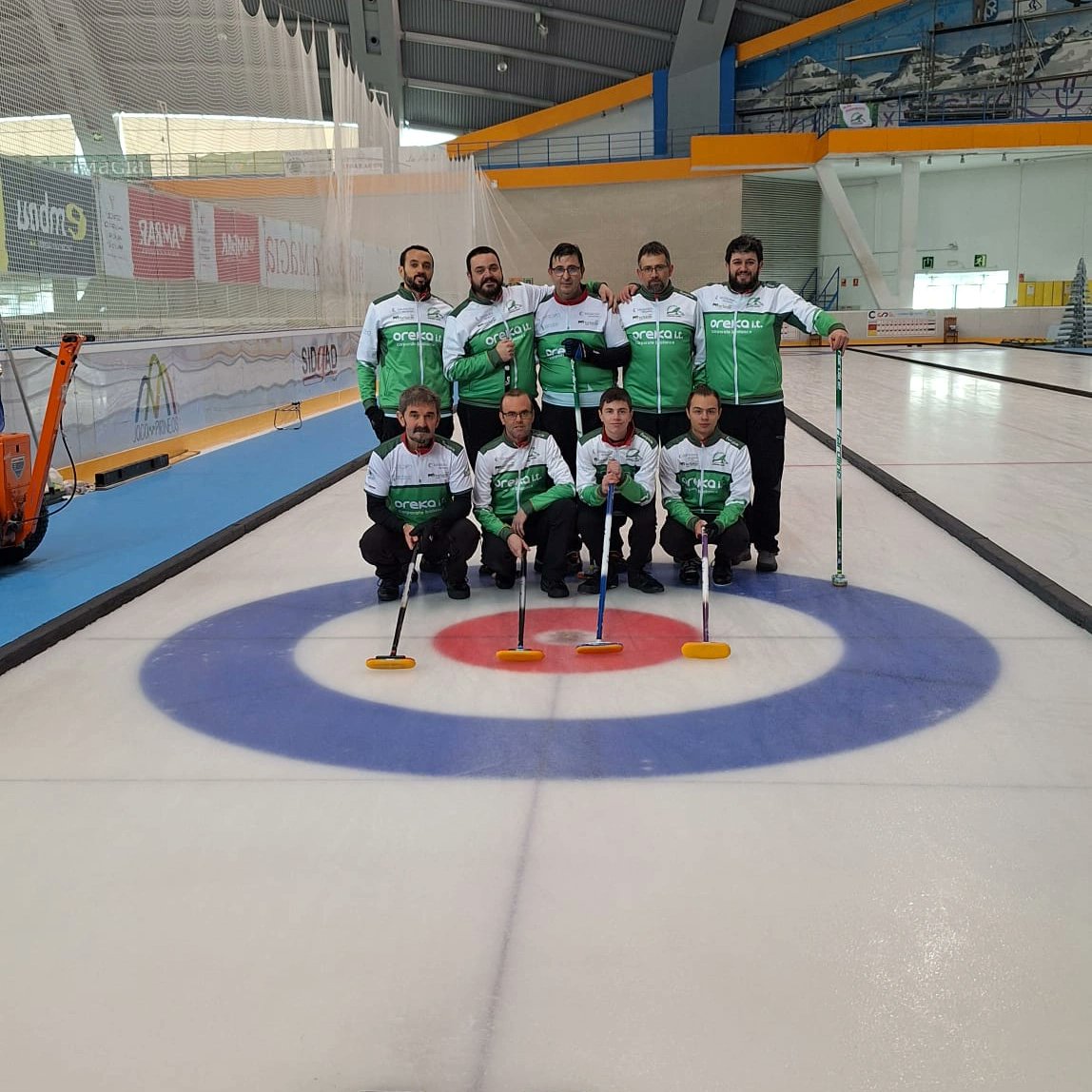Primera posición, oro y ascenso, para el equipo Harrikada las Nieves, este fin de semana en la 2ª división del campeonato de España de #curling. Buena actuación también para nuestro otro equipo, Harrikada Oreka IT, que ha peleado hasta el último partido para entrar en playoff.
