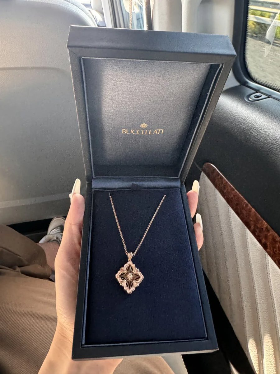 loritakelly62's tweet photo. #necklace

Records of the local specialty cloth bought in Rome
If it were you, which color would you buy? We stayed in Rome for three days and went to Buccellati twice😎 https://t.co/IivyaVZKmj