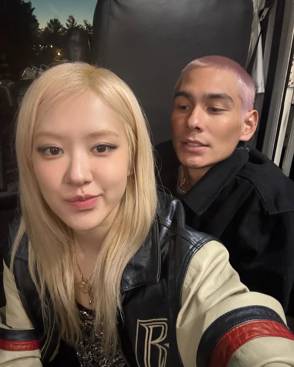 eternalroseanne's tweet photo. bro wanna kiss her so bad https://t.co/GgEJH9N93T