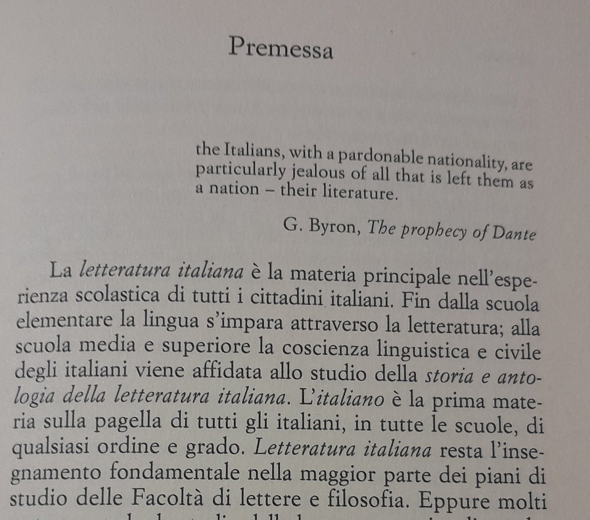 La literatura italiana és l'assignatura principal en l'experiència escolar de tots els ciutadans italians. Des de primària la llengua s'aprèn a través de la literatura; la consciència lingüística i civil dels italians es confia a l'estudi de la literatura italiana. <a href="/educaciocat/">Educació</a>