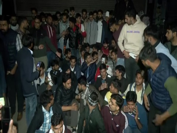 ani_digital's tweet photo. Rajasthan: Protest erupts after students faint in Jaipur coaching centre; SDM assures probe
Read @ANI Story | https://t.co/MVumORv2OD
#studentsfaint #Rajasthan #Jaipur #coachingcentre https://t.co/bD7tRiiXGZ