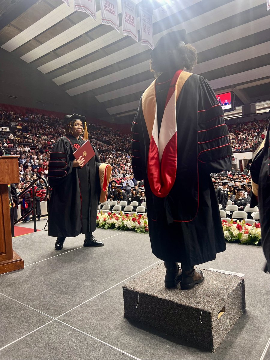 UA_SocialWork's tweet photo. A little behind the scenes from our Fall 2024 graduates! 🎓✨

These moments capture an incredible achievement, earned through our students’ passion, dedication, and commitment to creating #LegendaryChange.

#SocialWork #BamaGrad #uasswgrad #grad https://t.co/o8fwO1NbCc