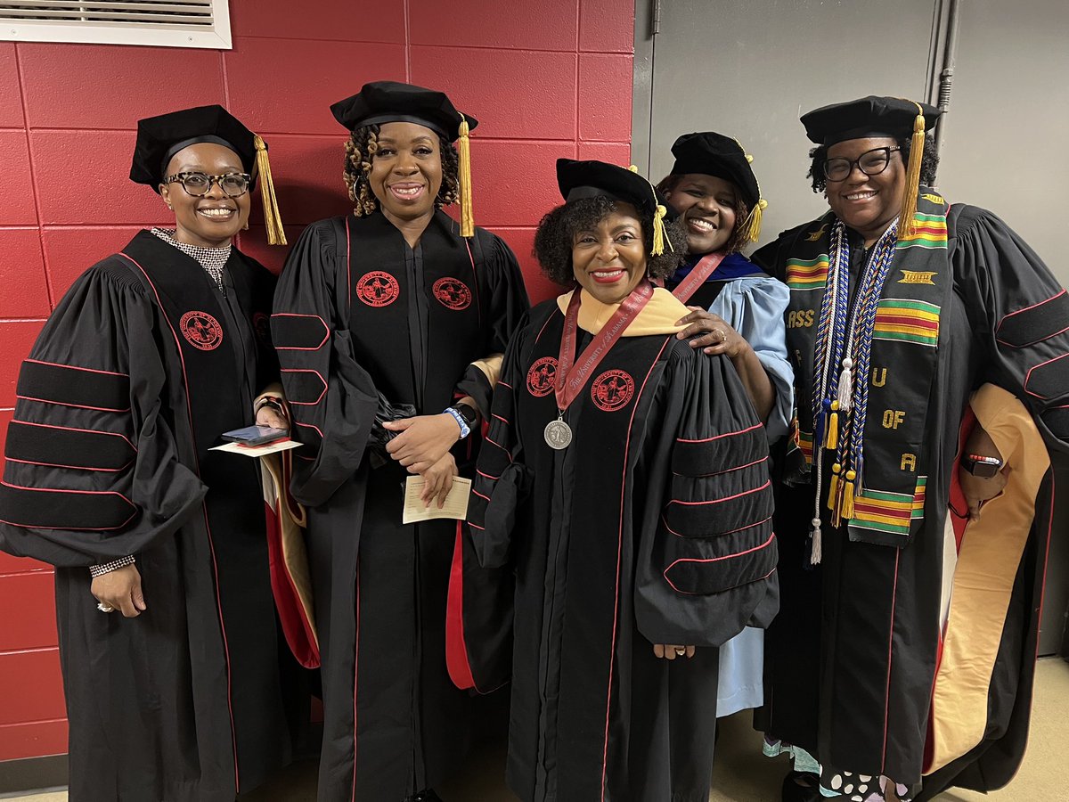 UA_SocialWork's tweet photo. A little behind the scenes from our Fall 2024 graduates! 🎓✨

These moments capture an incredible achievement, earned through our students’ passion, dedication, and commitment to creating #LegendaryChange.

#SocialWork #BamaGrad #uasswgrad #grad https://t.co/o8fwO1NbCc