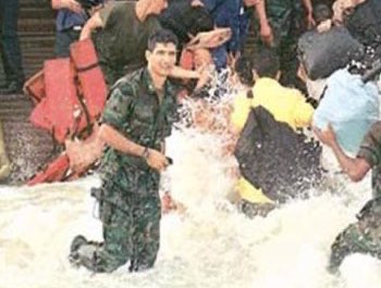 El Capitán Rafael Acosta Arévalo hace 25 años en la tragedia de Vargas.

Honor y Gloria, Comando!!