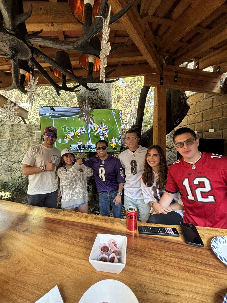 AngelOrtegaGam1's tweet photo. #NFLenTelevisa #goravens #gopats #familia https://t.co/Zs5qJOgxNM
