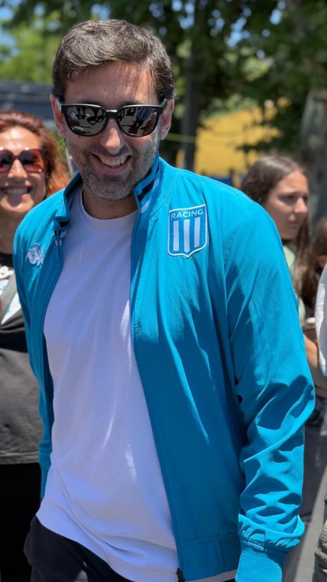 HDRacingClub's tweet image. A Victor, muchas gracias. 

Por levantar al club, futbolística y económicamente.

Se va el mejor presidente de la historia moderna de #Racing.

Pero ahora es momento de dar un salto mayor, de ir por más.

La mejor de las suertes Diego, confiamos plenamente en vos.

VAMOS RACING.