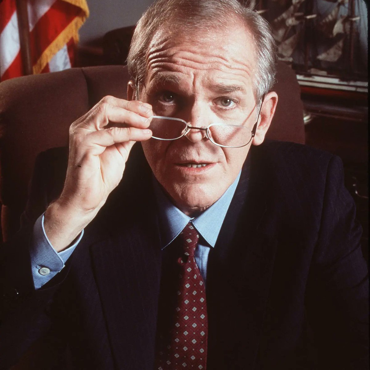 LemonLymancom's tweet photo. "In loving memory of our friend, John Spencer, who worked, won Emmys and graced us with his passion and talent on this stage"
THE WEST WING (July 14, 1999 to December 16, 2005) https://t.co/izZ5pvfeTU