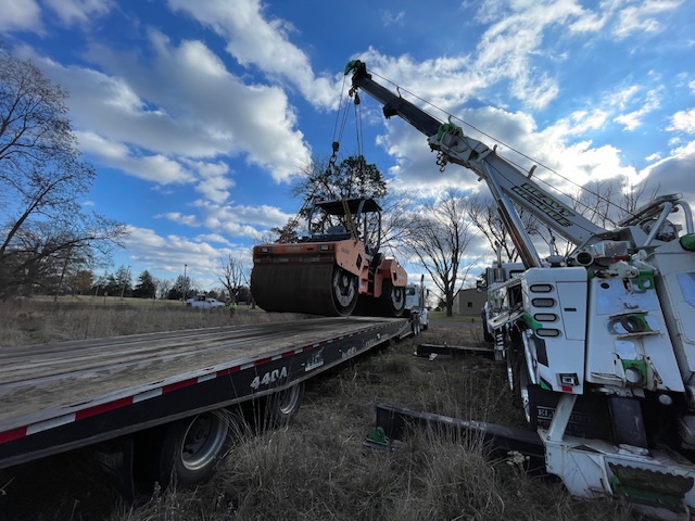 flynnstowingnj's tweet photo. A 30,000 pound asphalt roller lifted and transported by the team at Flynn’s!
#flynnstowing #rotatorservice #towlife #transportationdivision https://t.co/a8DefRvW3b